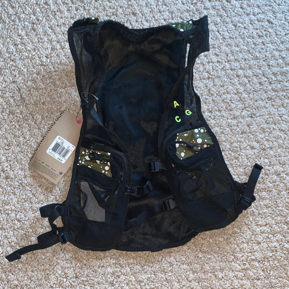 Nike ACG vest Hydration bag trail running water bottles Hiking black jacket S/M